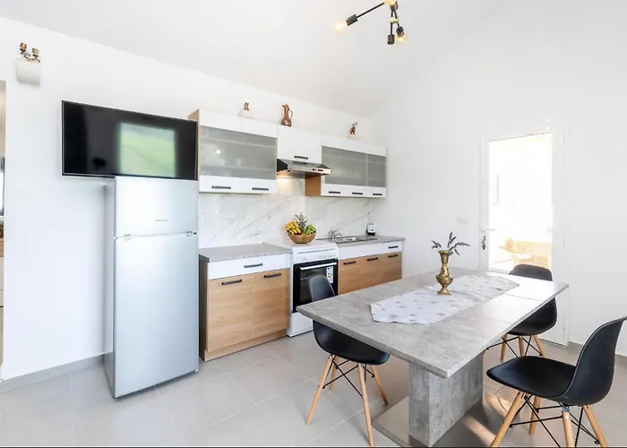 2 Bedroom Gorgeous In Σπίτι διακοπών *