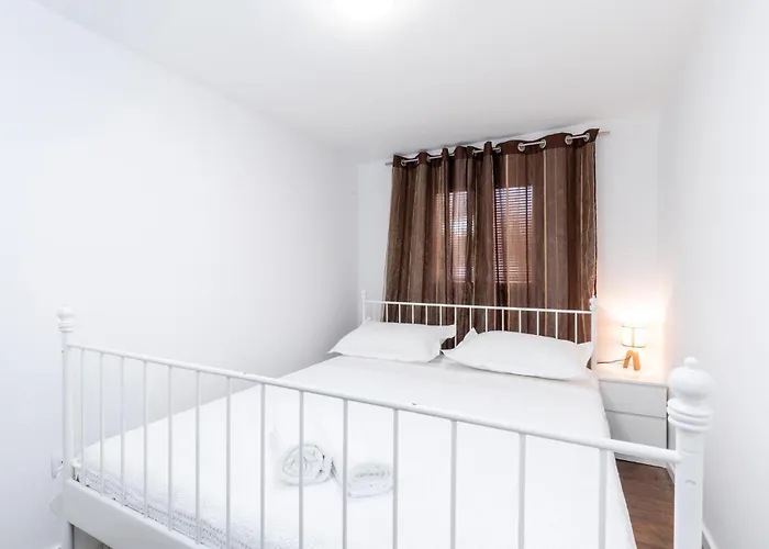2 Bedroom Gorgeous In Holiday home *